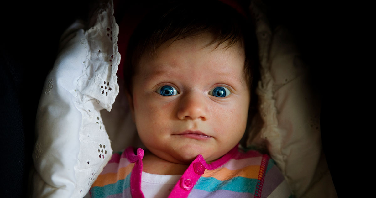 kék szemű baba