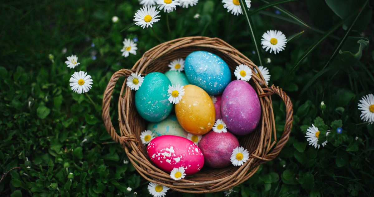 húsvéti kosár tojásokkal