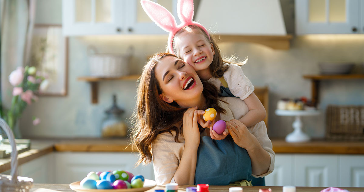 húsvéti tojásfestés anya és lánya
