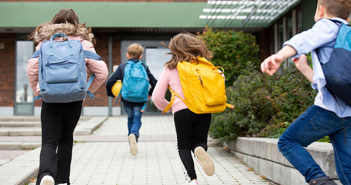 iskolába futó gyerekek