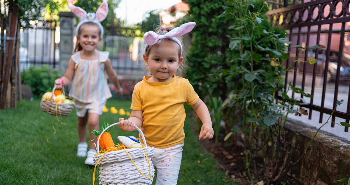 kislányok húsvéti tojás gyűjtenek a kertben, húsvéti nyuszis társasjátékok