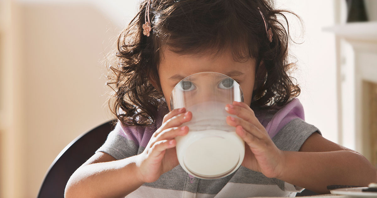 kislány tejet iszik