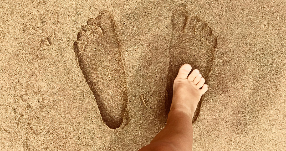 lábnyom gyerek homokban