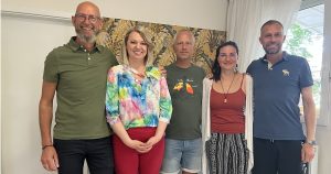 Bagdi Bella a dán pedagógusokkal, akik a Boldogságóra kedvéért érkeztek Magyarországra