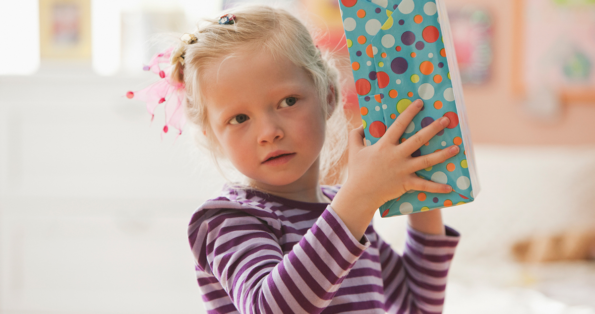 kislány ajándékot kap gyereknapra