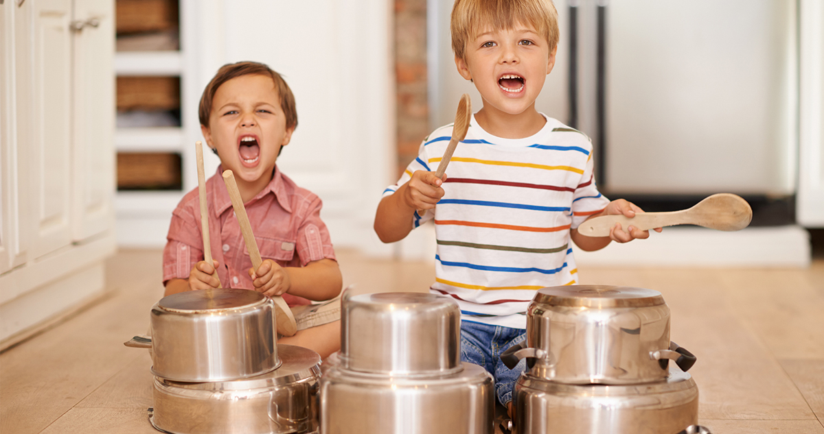 kisfiúk konyhai edényeken dobolnak, hangos gyerek
