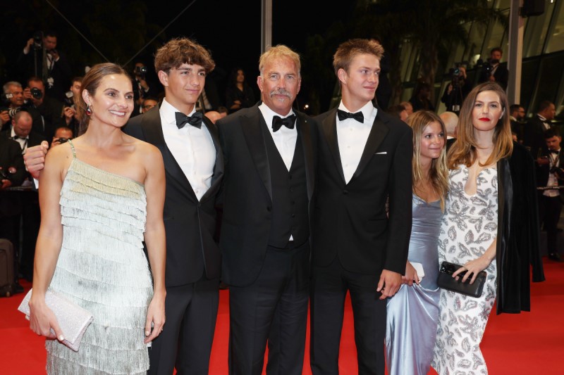 Annie Costner, Hayes Logan Costner, Kevin Costner, Cayden Wyatt Costner, Grace Avery Costner és Lily Costner. (Fotó: Pascal Le Segretain/Staff/Getty Images)