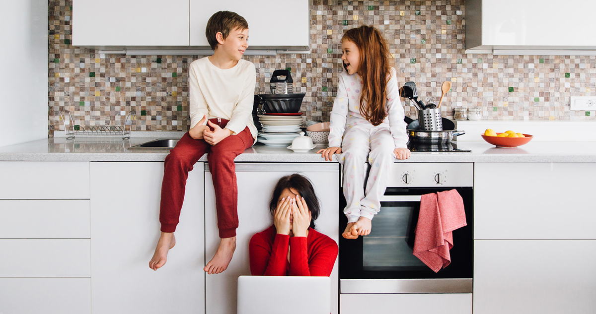 stresszes anyuka nevető gyerekekkel, légzőgyakorlatok idegességre