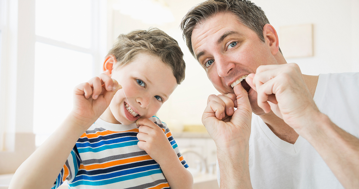 apuka és kisfia fogselymet használnak, fogmosás