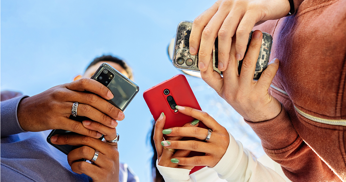 kamaszok mobiltelefont használnak, képernyőidő korlátozása