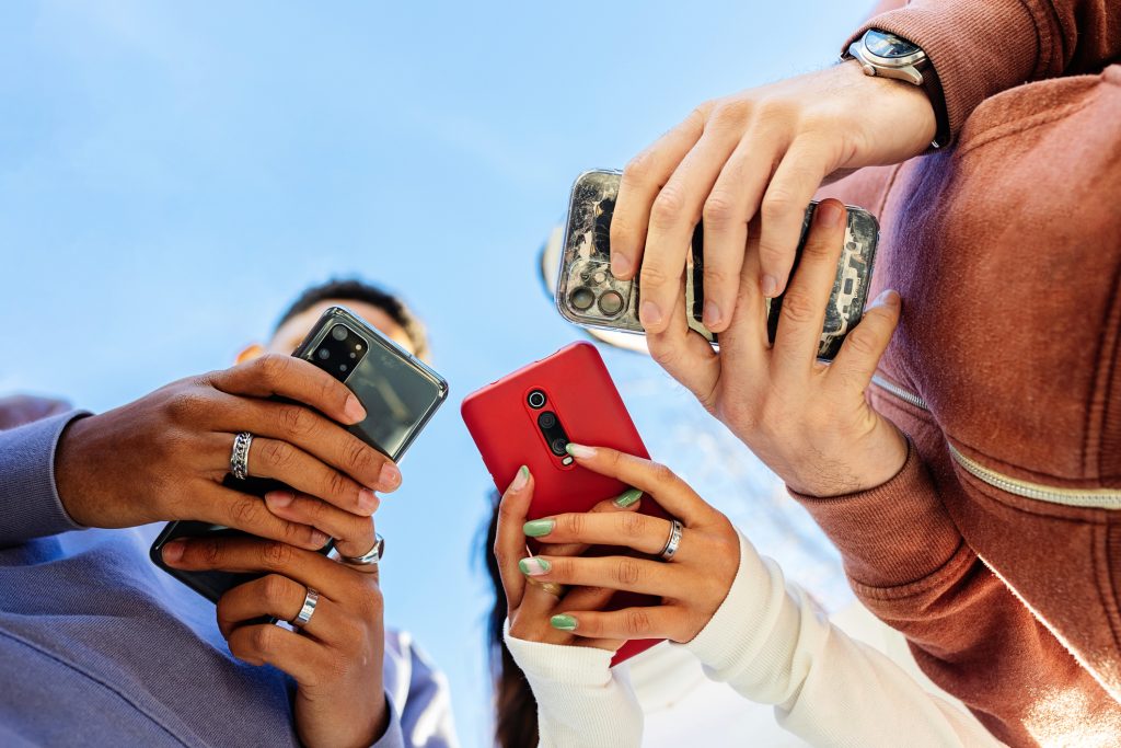 kamaszok mobiltelefont használnak, képernyőidő korlátozása