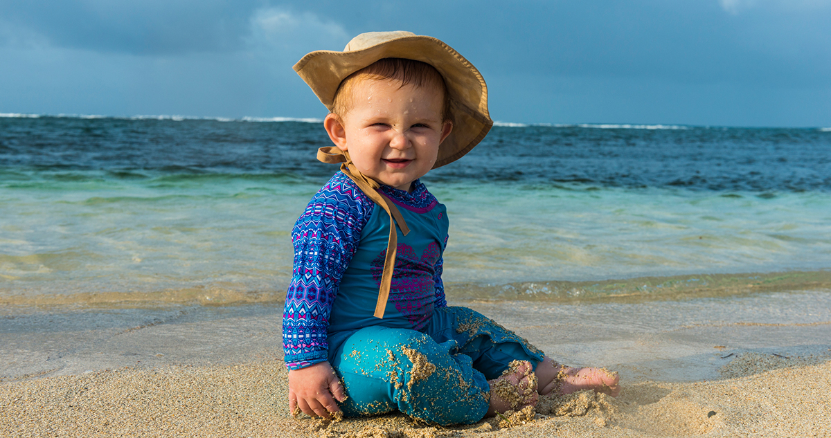 baba tengerparton, strandon, uv-szűrős ruhában
