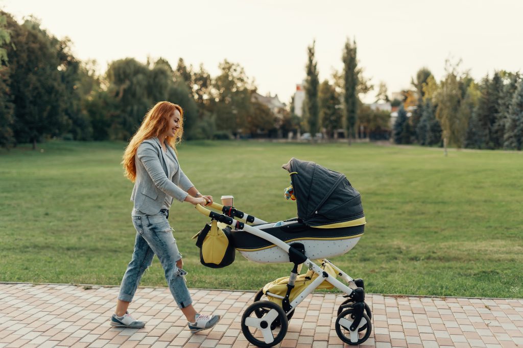 anyuka kisbabát tol babakocsiban, babakocsi tisztítása