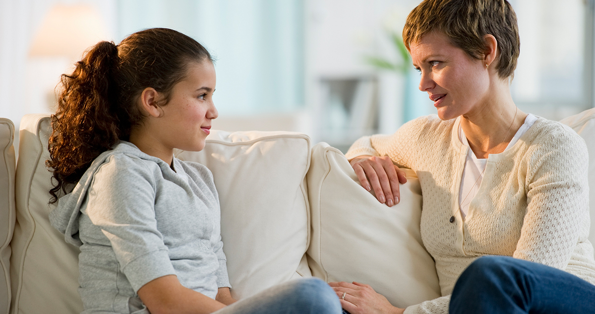kislány anyukájával beszélget, komoly beszélgetés