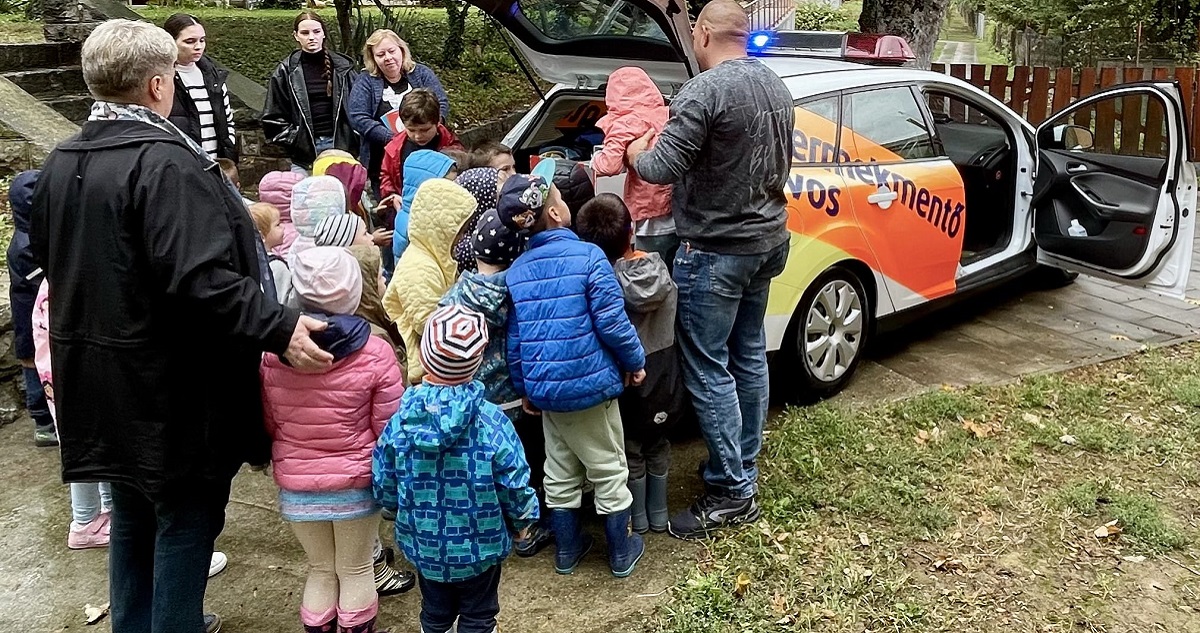 Pécsi óvodában jártak a gyermekmentők