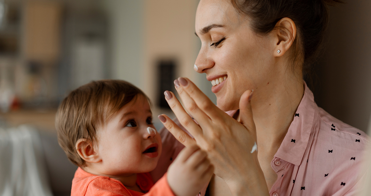 anya és kisbabája játszanak, baba kozmtikumok felnőtteknek