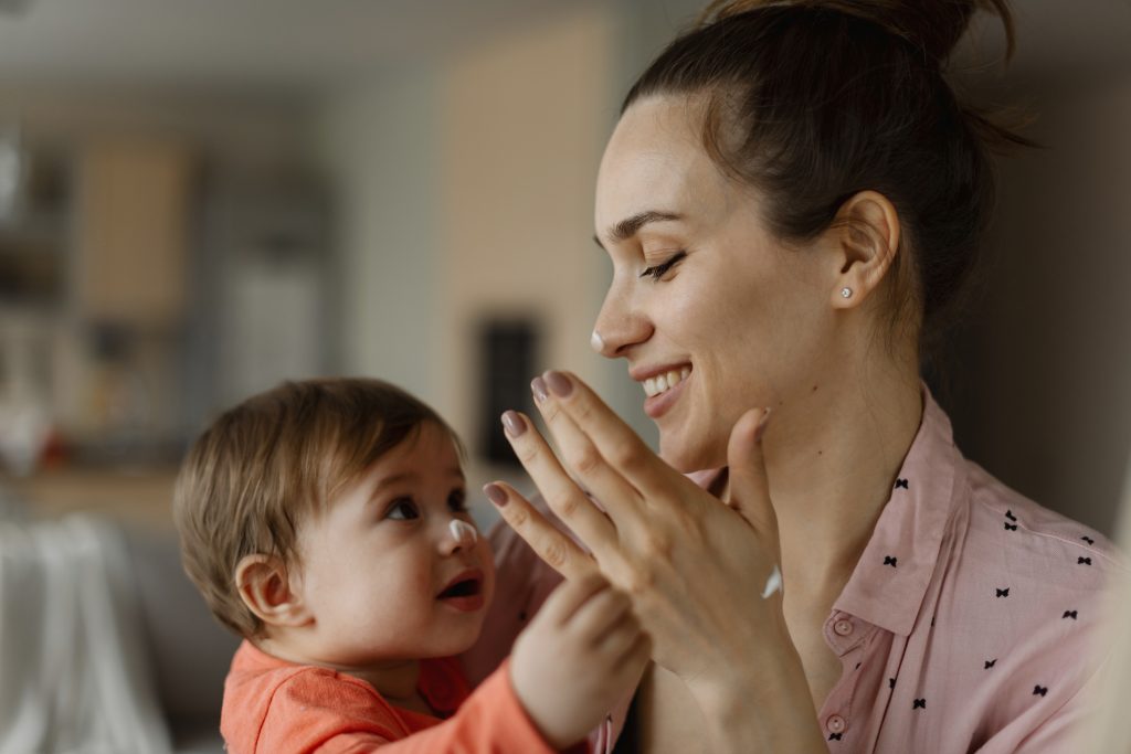 anya és kisbabája játszanak, baba kozmtikumok felnőtteknek