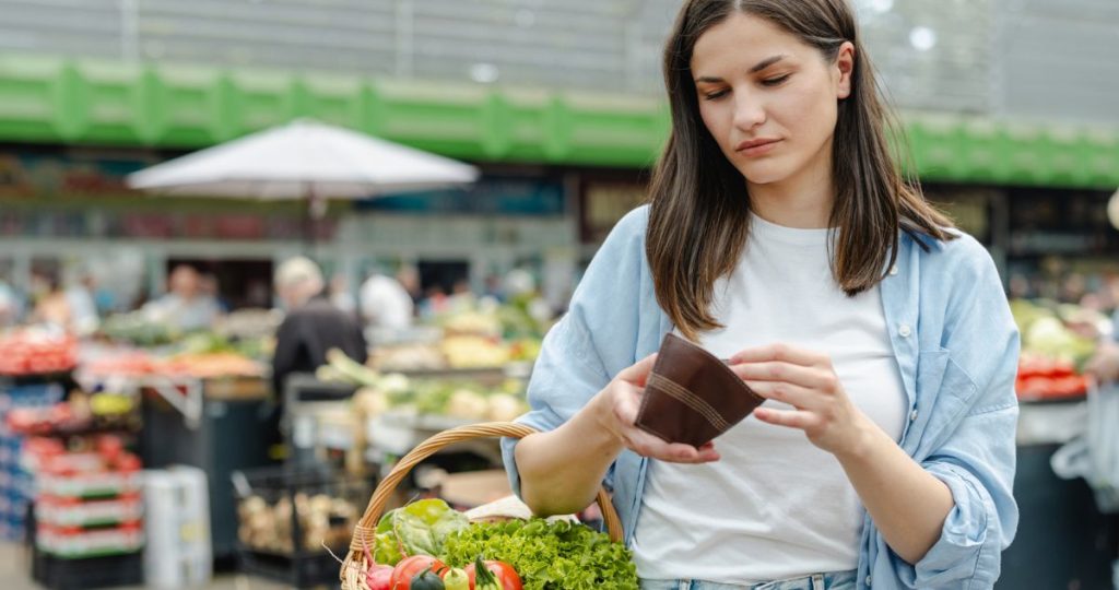 fizet - Gyerekszoba nő pénztárcát néz