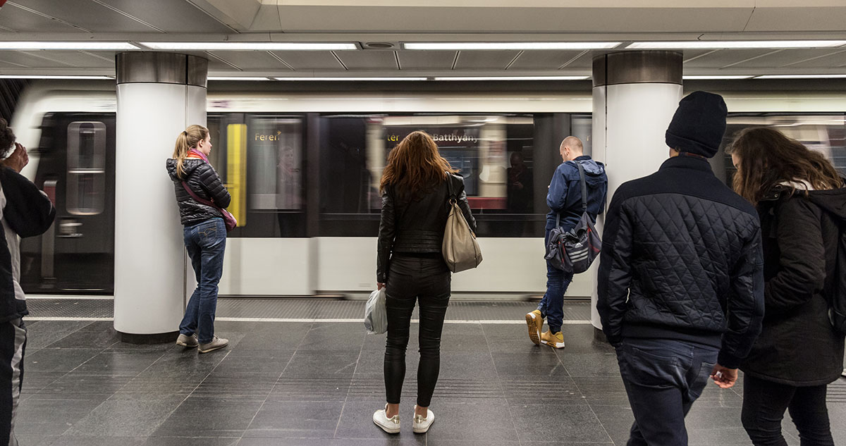 emberek állnak a metrónál Budapesten