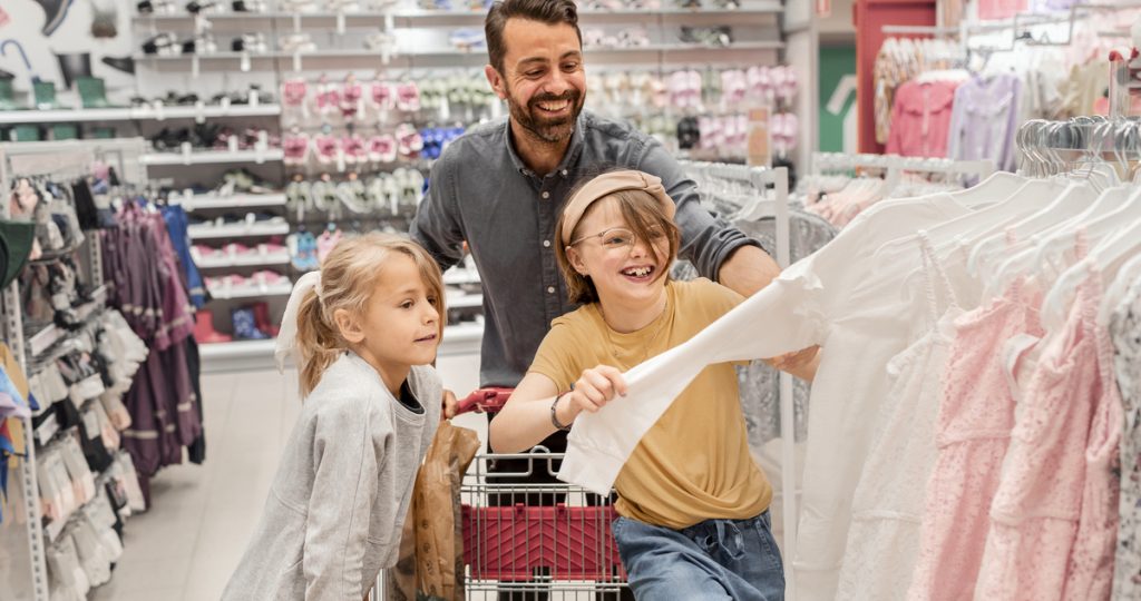 Ha akciósan vásárolsz gyerekruhát, ne csak egy szezonban gondolkodj - Gyerekszoba apuka kislányaival gyerekruhát vásárol, év eleji akciók, leárazások