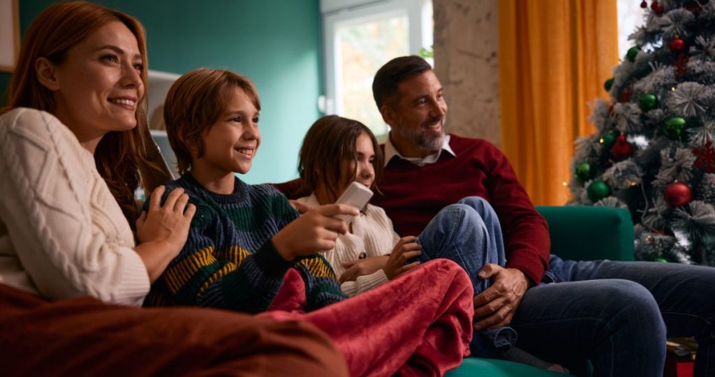 filmet néz a család karácsonykor