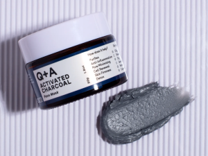 Q+A Activated Charcoal méregtelenítő arcmaszk