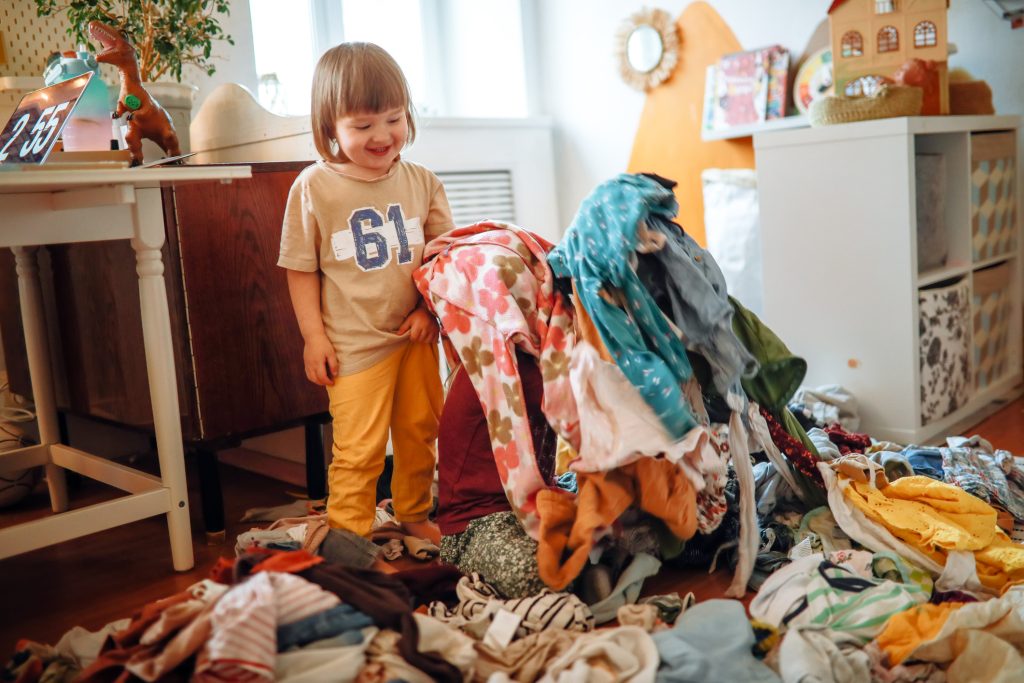 kisgyerek a rendetlen lakásban, így kezdd a takarítást, rendrakást