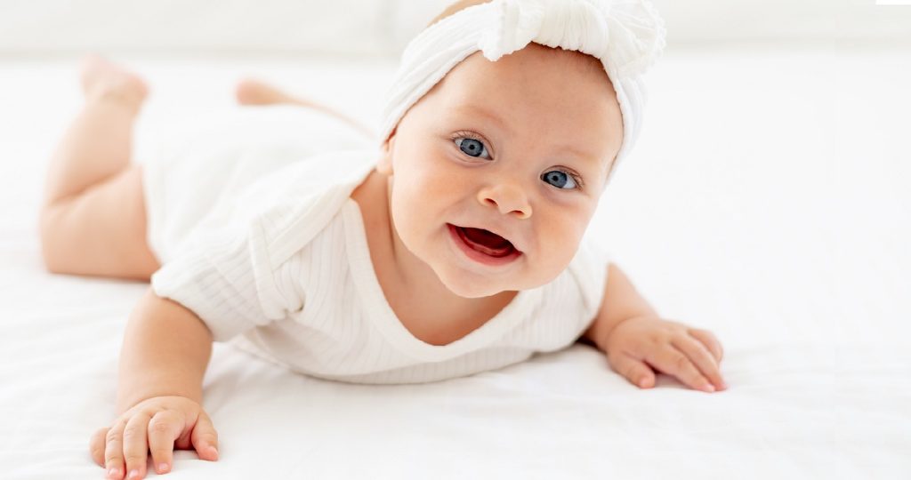 Baba nevének megváltoztatása - Gyerekszoba Mosolygó kislány baba