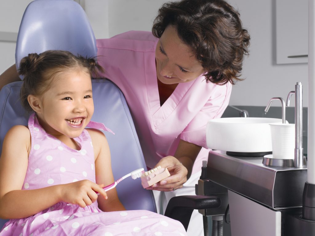 kislány a fogorvosnál, gyerekfogászaton ingyenes beavatkozások