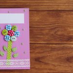 anyák napi ajándék készítése: gombos képeslap