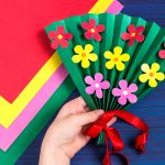 anyák napi ajándék készítése: virágos legyező