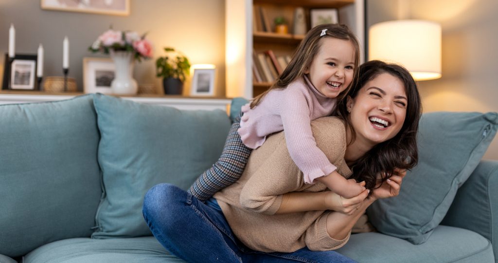 - Gyerekszoba bébiszitter kislánnyal játszik