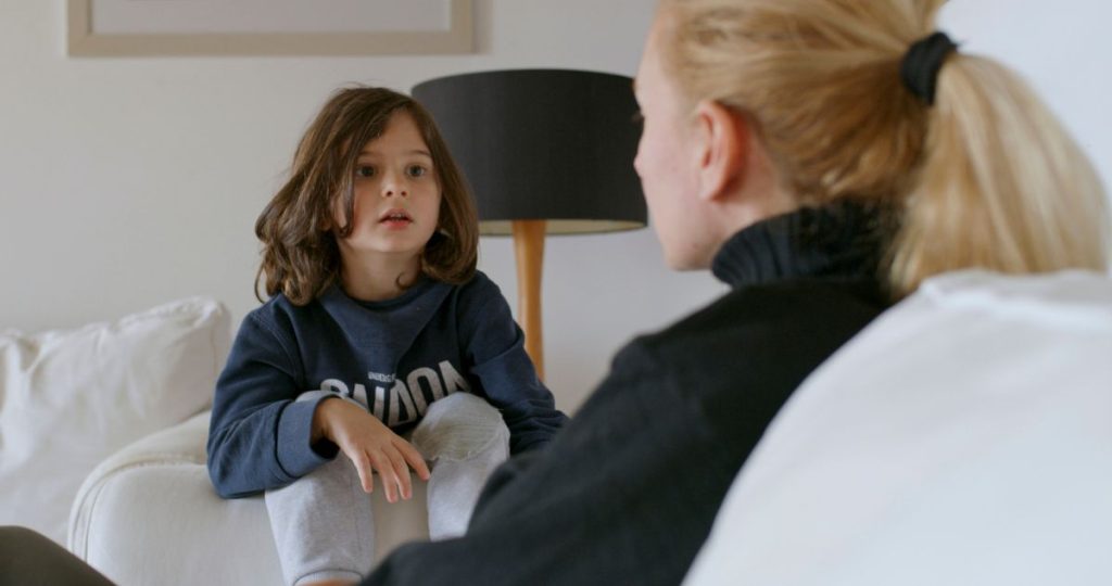 beszed1 - Gyerekszoba anya és gyereke beszélget