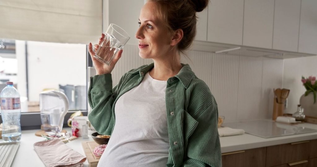 terhes nő vizet iszik
