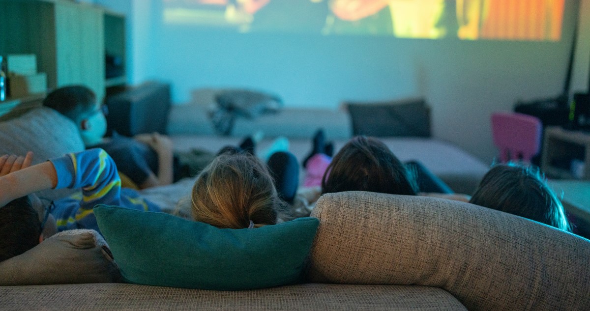 gyerekek filmet néznek