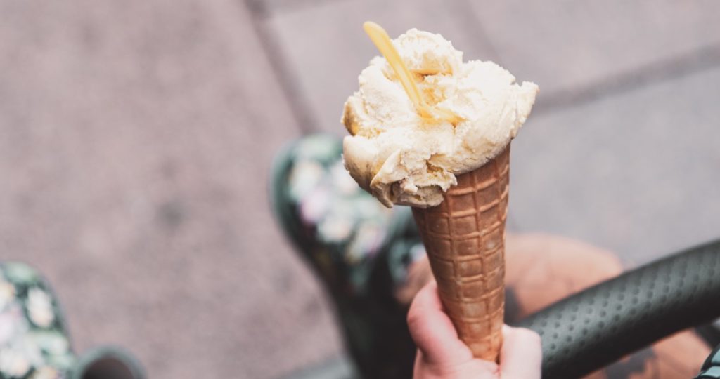 kisgyerek vaníliafagyit fog