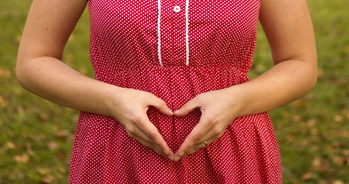 Autumn colored image of womans hands forming heart over belly - Gyerekszoba Fotó: Getty Images - emeliemaria