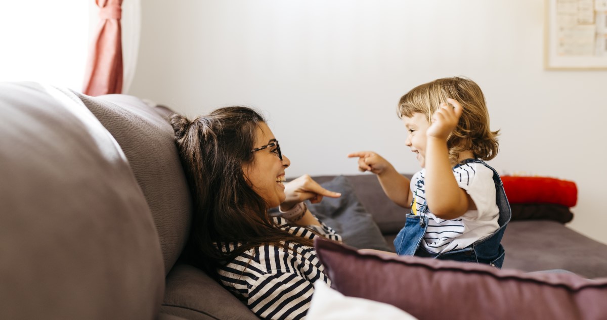 anya kisgyerekkel beszélget