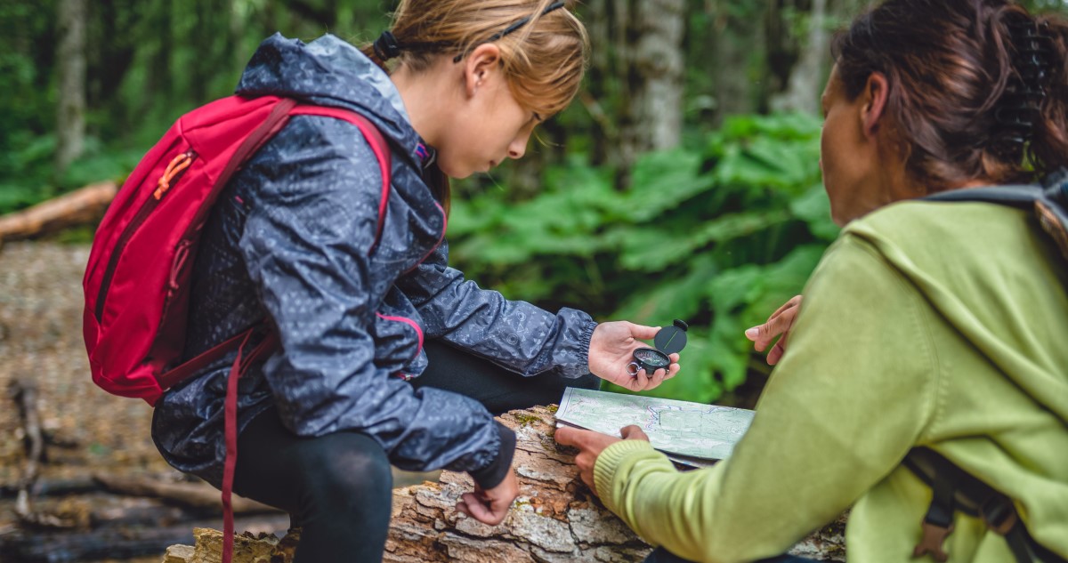 anya és lánya az erdőben kirándulnak