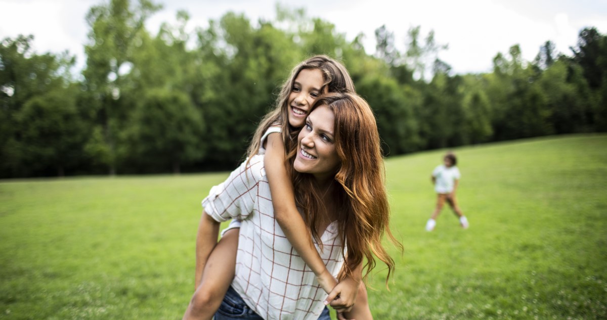 anya lányával nyáron egy réten
