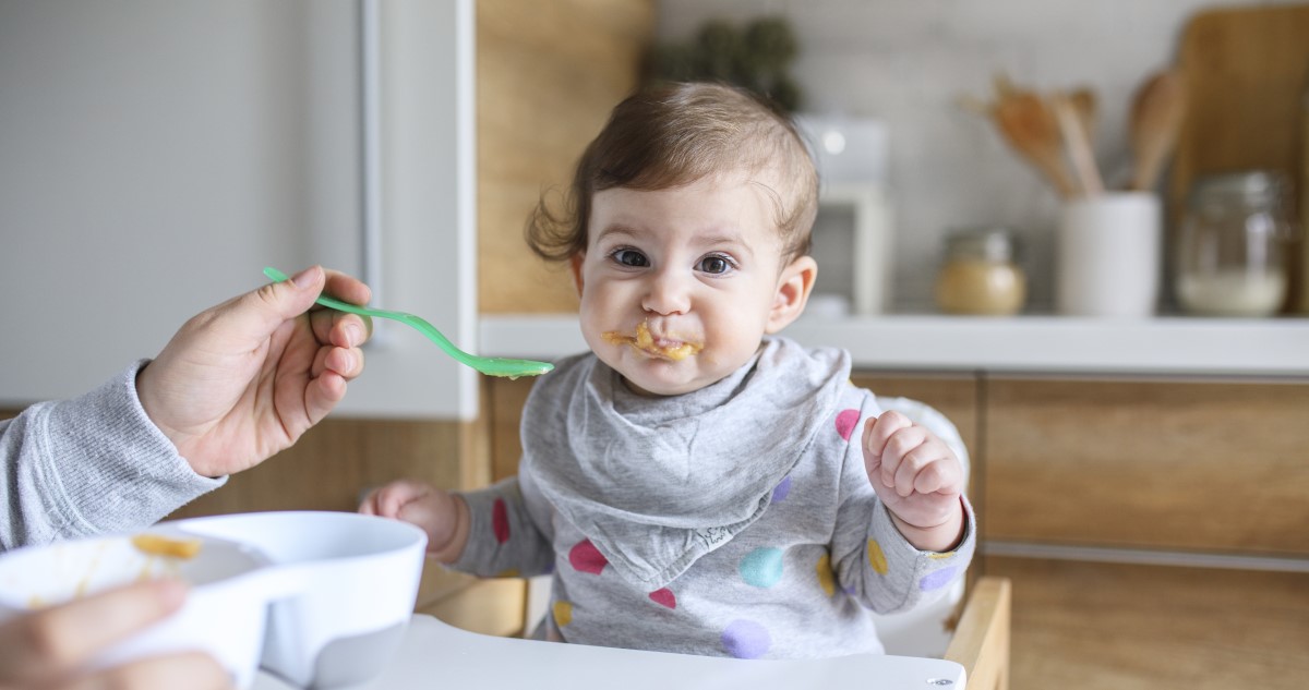 baba az etetőszékben