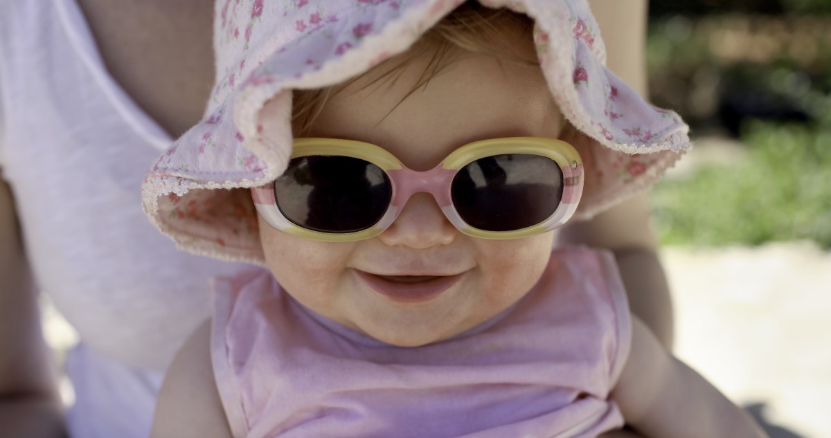 kisbaba napszemüvegben
