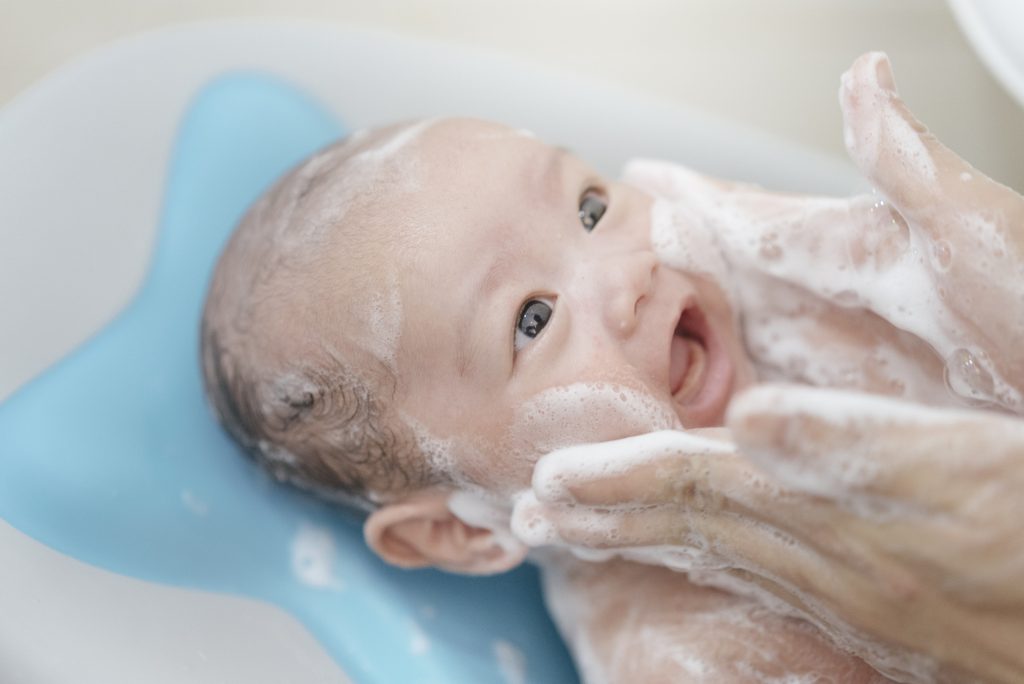 Kimondottan dús hajú babáknak akár kicsit korábban, egyébként úgy féléves kortól érdemes az első babasampont beszerezni. - Gyerekszoba baba fürdetés, hajmosás, babasampon