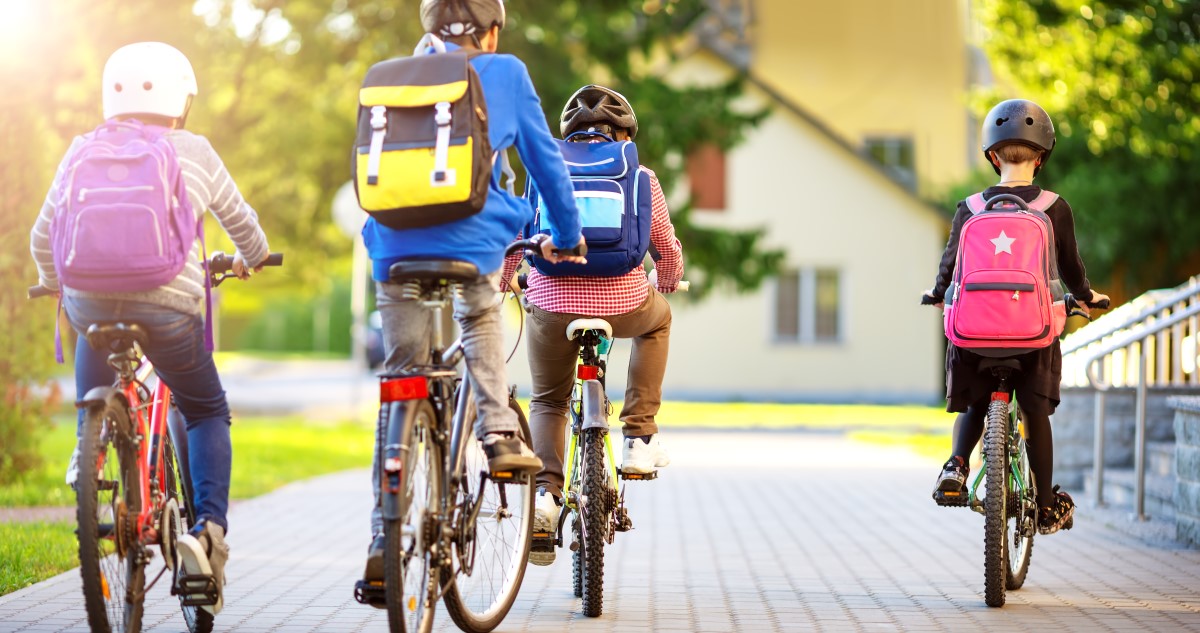 biciklis gyerekek iskolába mennek