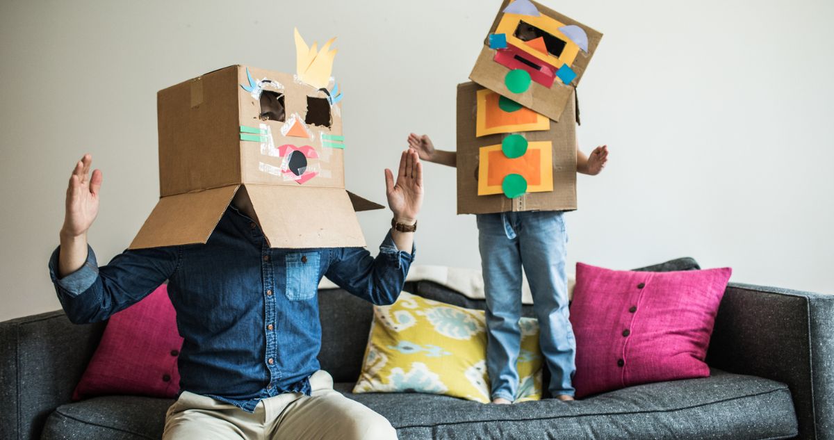 apa és lánya robotnak öltözve