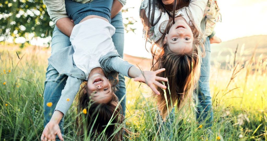 család játszik a mezőn
