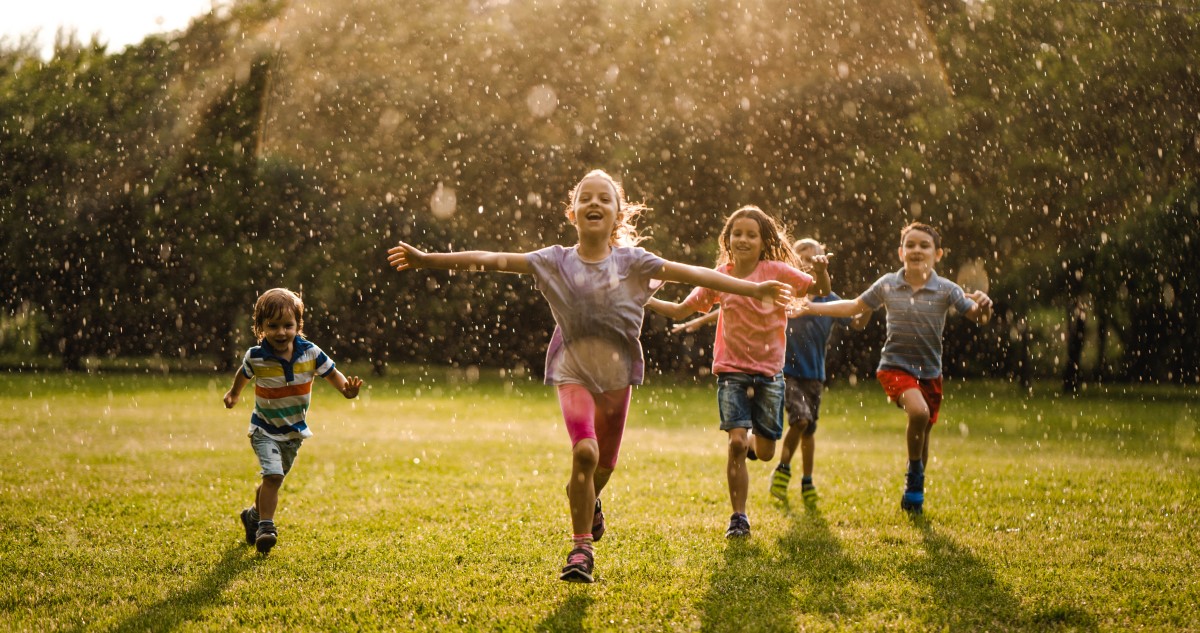 gyerekek mezőn játszanak