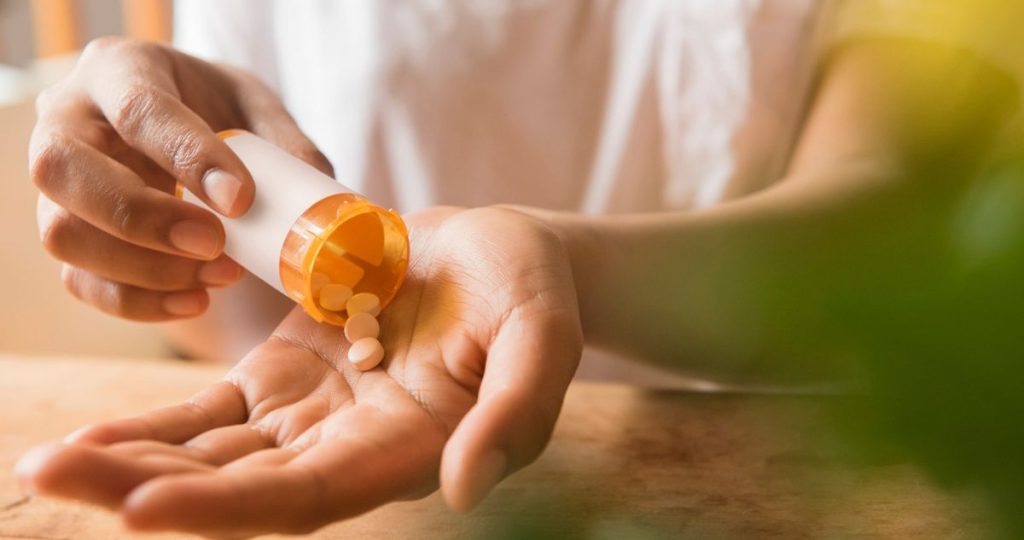 gyogyszer - Gyerekszoba nő gyógyszert önti a tenyerébe