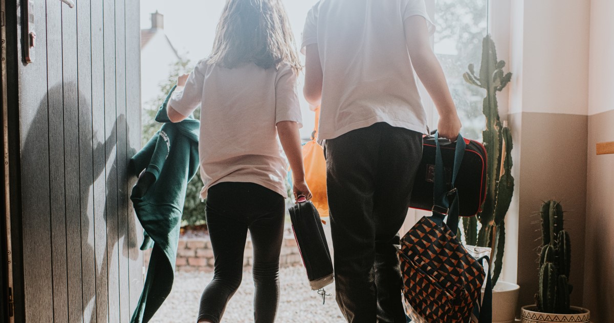 gyerekek iskolába indulnak