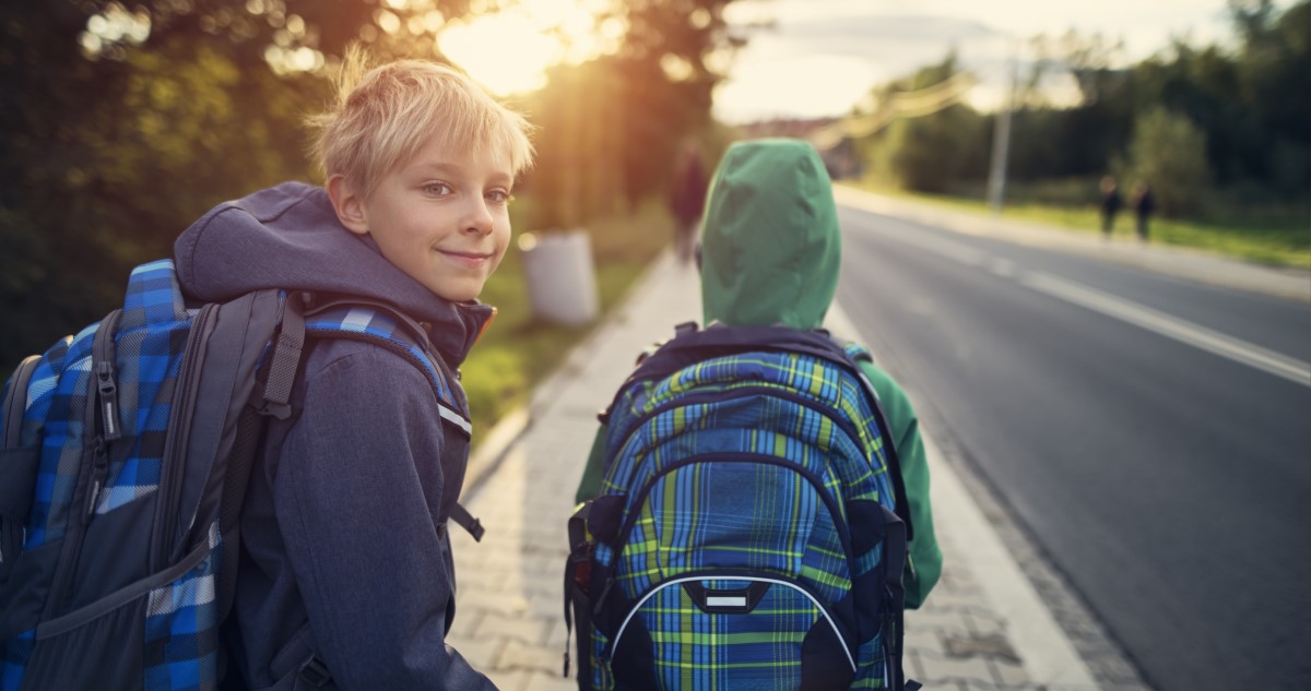 iskolások mennek hazafele
